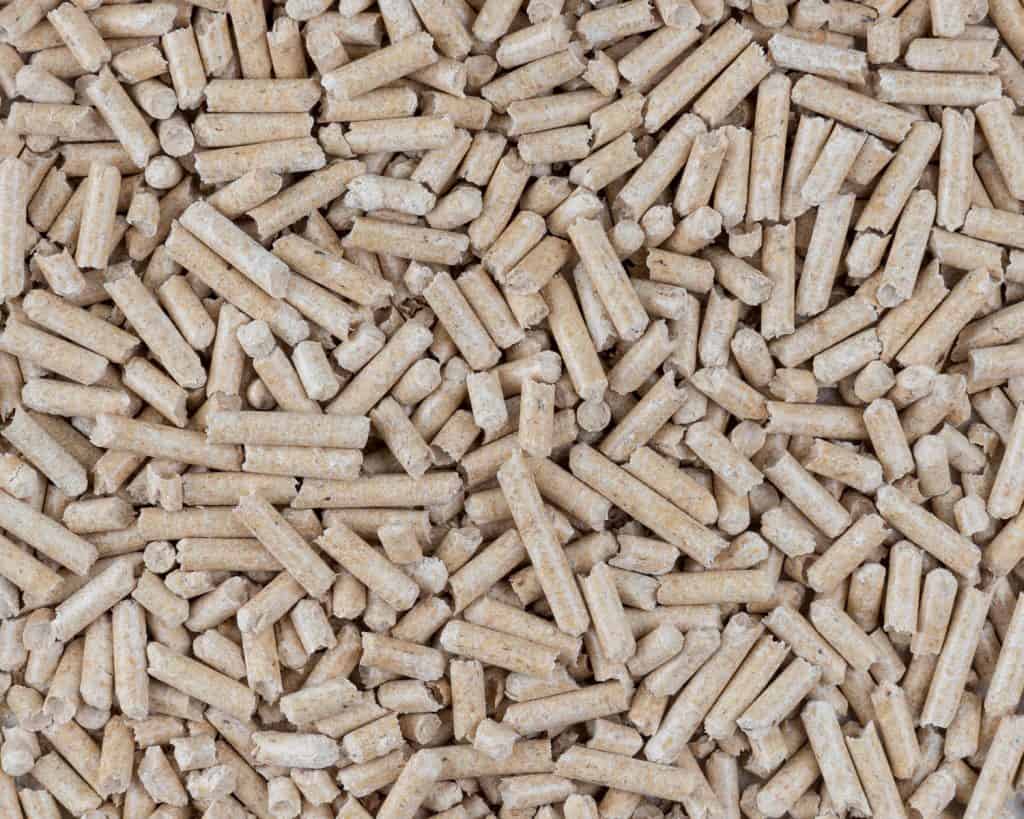 Toilets for Pets, filler wood pine is used in the litter box. A variety of pressed sawdust pellets macro