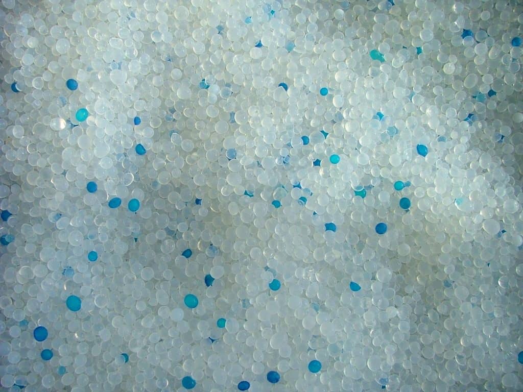 Cat litter in a form of quartz pearls