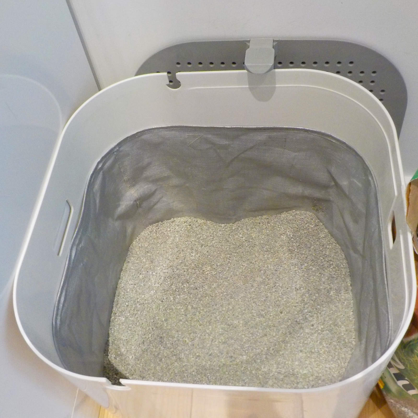 Kitty litter box with bed liners